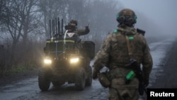 «Грошового забезпечення геть недостатньо. Деякі хлопці навіть беруть кредити, бо їм недостатньо зарплати», – поділився з Радіо Свобода офіцер ЗСУ із Сумського напрямку