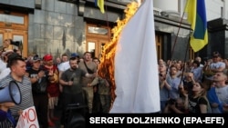 Під час акції біля Адміністрації президента України проти «капітуляції та реваншу проросійських сил в Україні», на якій спалили білий «прапор капітуляції». Київ, 10 червня 2019 рок