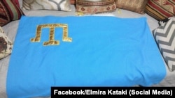 Крымскотатарский флаг: золотая тамга на голубом полотнище