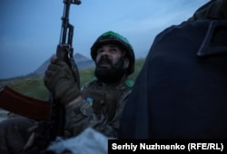 Український військовослужбовець 25-ї окремої повітрянодесантної бригади спостерігає за небом, їдучи в авто поблизу Покровська, 31 серпня 2024 року