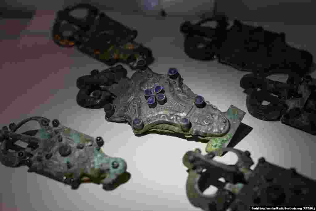 Отдельный интерес представляют детали женского костюма, фибулы и орлиноголовые пряжки из ограбленных раннесредневековых могильников крымских готов. VI-VII вв. н. э.