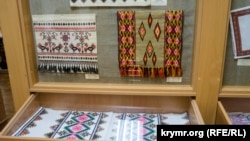 Вышитые Верой Роик традиционные украинские рушники в Музее украинской вышивки ее имени в Симферополе