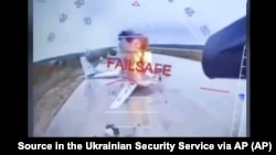 Скриншот із відео ударів СБУ по літаках стратегічної авіації Росії на аеродромі «Біла» (російською «Белая») в Іркутській області, 1 червня 2025 року