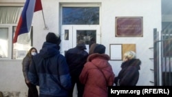 Общественники возле суда 15 февраля 2021 года