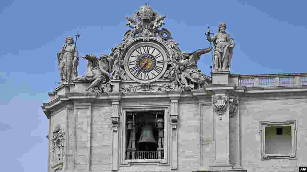 Zvono na Bazilici Svetog Petra zvoni povodom smrti pape Franje.