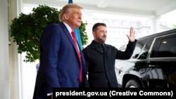 Президент Украины Владимир Зеленский (справа) и президент США Дональд Трамп. Вашингтон, 18 августа 2025 года