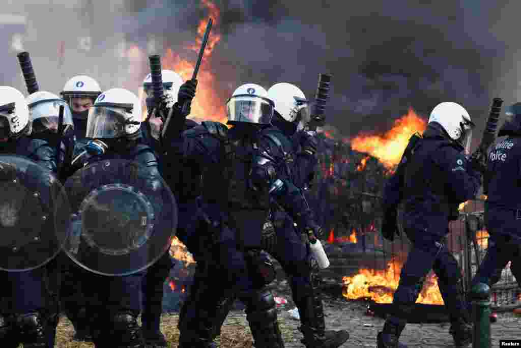 Полицейские во время протеста фермеров против соглашения о свободной торговле между ЕС и южноамериканскими странами, в день саммита лидеров Европейского союза в Брюсселе, Бельгия, 18 декабря 2025 года. REUTERS/Yves Herman