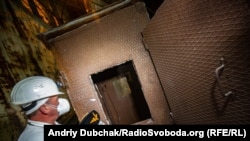 Захищена свинцем «будка дозиметриста»: кран спускав цю конструкцію з людиною всередині до зруйнованих вибухом приміщень