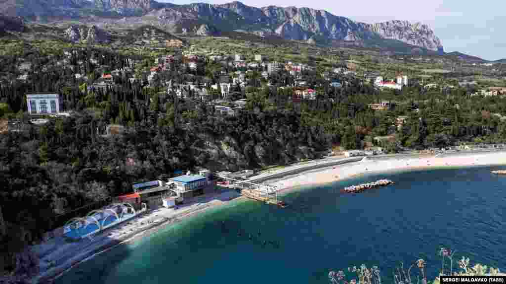 Qırımnıñ cenübiy sailindeki Simeiz şeer şeklindeki qasabanıñ ğarbında Qoş Qaya dağı, şimalinde Ay-Petri dağı ve cenübinde Qara deñiz bar. Anda aman-aman ilk alında qayalar ve tabiiy parklar bar. Simeizniñ üstüne Qırım dağlarınıñ esas sırasınıñ uçurumları taş divarnen asılıp tura