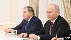 Президент Росії Володимир Путін (п) і його помічник Юрій Ушаков на зустрічі з представниками президента США, Москва, 2 грудня 2025 року