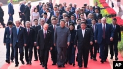 Голова Китаю Сі Цзіньпін, очільник Росії Путіна, лідер Північної Кореї Кім Чен Ин та ще понад 20 очільників інших країн йдуть до трибуни Тяньаньмень перед церемонією з нагоди 80-ї річниці капітуляції Японії у Другій світовій війні. Пекін, Китай. 3 вересня 2025 року