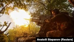 Военнослужащий 43-й отдельной артиллерийской бригады Вооруженных сил Украины ведет огонь из самоходной артиллерийской установки 2С7 «Пион» по российским позициям на линии фронта в Донецкой области, 30 мая 2025 года