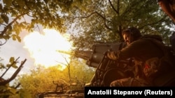 Військовослужбовець 43-ї окремої артилерійської бригади Збройних сил України веде вогонь із самохідної гармати 2С7 «Піон» у напрямку російських позицій, ілюстративне фото