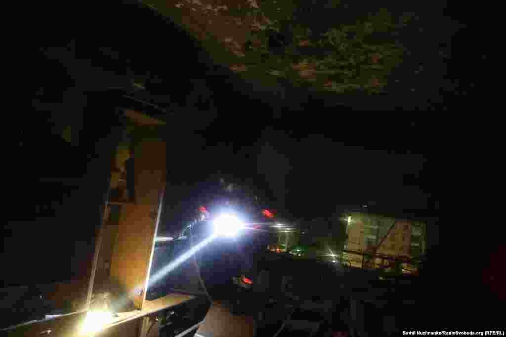 Працівник ДСНС оглядає квартиру у будинку, який зазнав ушкоджень через повітряну атаку.Зранку президент України Володимир Зеленський повідомив, що в ніч на 10 жовтня російська армія застосувала проти України понад 450 дронів та 30 ракет різних типів