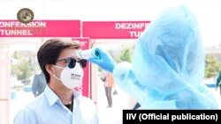 Бозорлар ҳудуди ва йирик муассасалар биноларга кириш дарвозалари ёнига қўйилган дезинфекция туннели, 2020 
