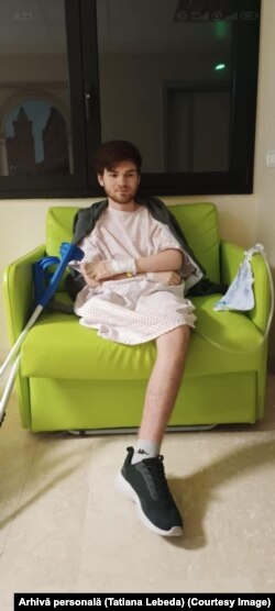 Vlad Lebeda după operația de amputare a piciorului.