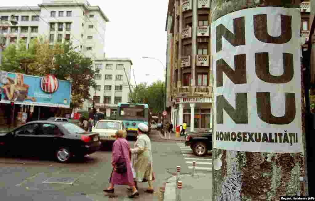 Nepoznata organizacija polepila je stotine postera sa natpisom "Ne, ne i ne homoseksualnosti" u centru Bukurešta u Rumuniji, 13. oktobra 2000. godine.