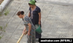 Müəllimlər Lebapda təmizlik işlərinə cəlb olunurlar