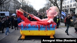 Надувне карикатурне зображення Путіна, який купається в крові українців. Берлін, Німеччина