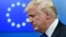 Дональд Трамп на фоне флага Европейского союза