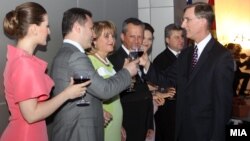 Коктел за 4 јули во Американската амбасада во Скопје. Премиерот Никола Груевски, претседателот на Собранието Трајко Вељаноски и претседателот Ѓорге Иванов со амбасадор Пол Волерс.