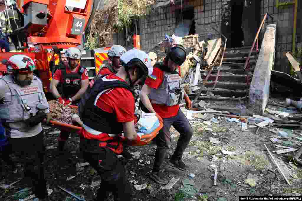 Спасатели эвакуируют раненого в одном из районов Киева