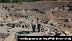 Александр Бутягин (справа) во время раскопок на территории Мирмекиона в аннексированном Крыму в 2014 году