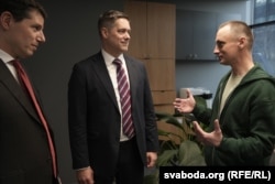 Андрій Кузнечик із представником Державного департаменту США Крістофером Смітом (у центрі) та тимчасовим повіреним у справах Білорусі Пітером Кауфманом. Вільнюс, 13 лютого 2025 року