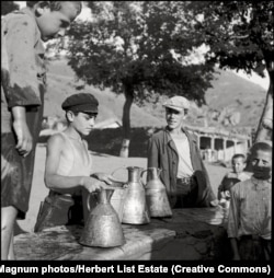 Этот мальчик попадает на фото несколько раз