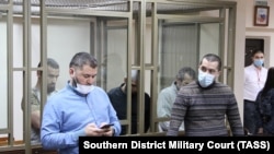 Riza Ömerov, Enver Ömerov ve Ayder Cepparov (arqa planda) mahkemede