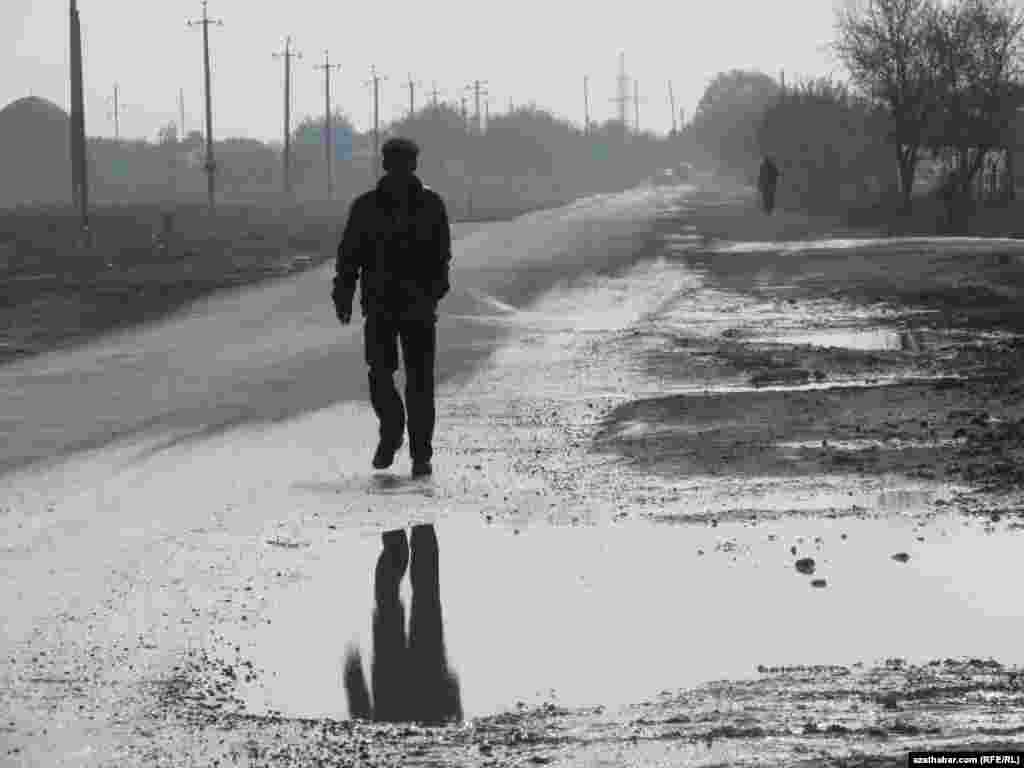 Türkmengala, "Täze oba" daýhan birleşigi: Ýagyşdan soň dörän ýol kölleri.