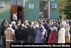 Десятки кримськотатарських активістів прийшли до будівлі російського уряду Криму в Сімферополі, щоб дізнатися про своїх співвітчизниць, затриманих ФСБ за звинуваченням у тероризмі, жовтень 2025 року