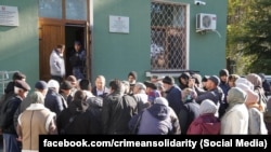 Десятки крымскотатарских активистов пришли к зданию российского правительства Крыма в Симферополе, чтобы узнать о своих соотечественницах, задержанных ФСБ по обвинению в терроризме, 16 октября 2025 года