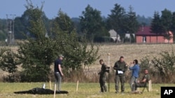 Поліцейські та військові біля уламків дрона в польському селі Вогинь, 10 вересня 2025 року