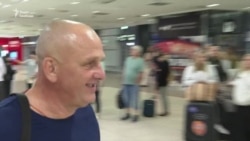 Звільнений з ув'язнення в Криму журналіст Радіо Свобода Владислав Єсипенко прибув у Прагу (відео)