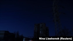 Жители Одессы стоят возле одного из ресторанов, который работает на генераторе, после того, как критически важная гражданская инфраструктура города пострадала от недавних российских ракетных и беспилотных атак. 13 декабря 2025 года.