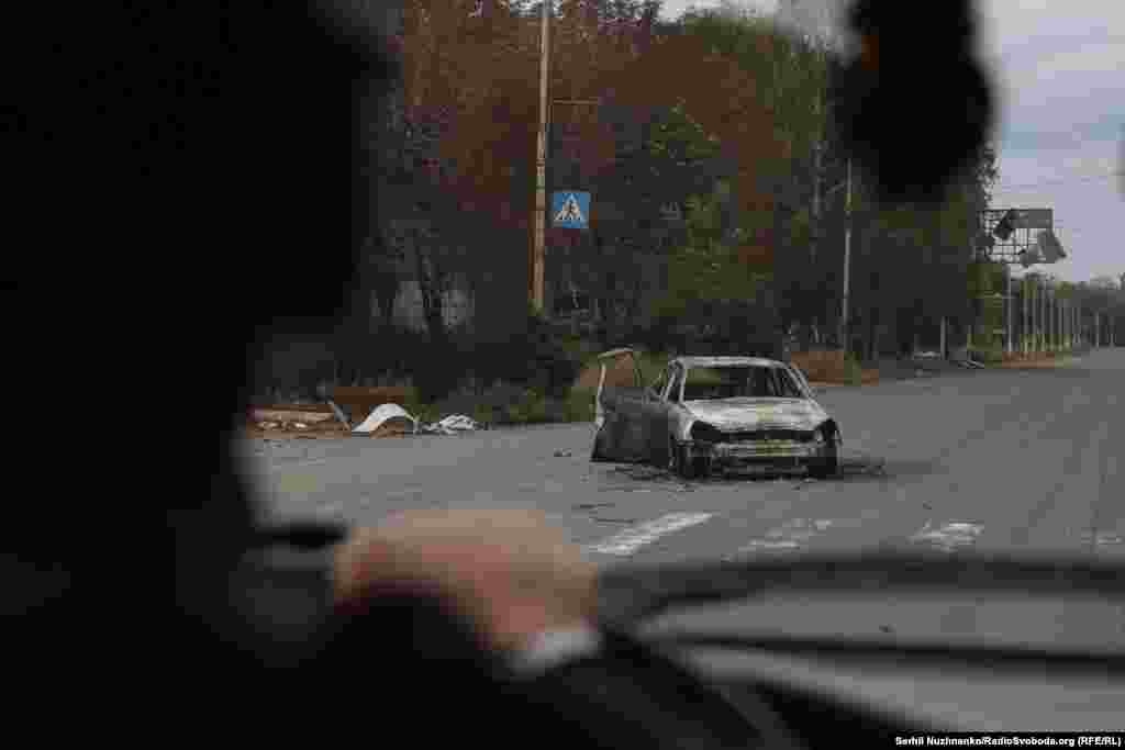 Дорога до міста «встелена» розбитими автівками. Як військовими, так і цивільними. Заїхати в Костянтинівку з кожним днем все складніше, а при сонячній, ясній погоді взагалі майже нереально. Кількість FPV дронів збільшується в рази. Дощ чи мокрий сніг дає певну надію на заїзд автомобілем