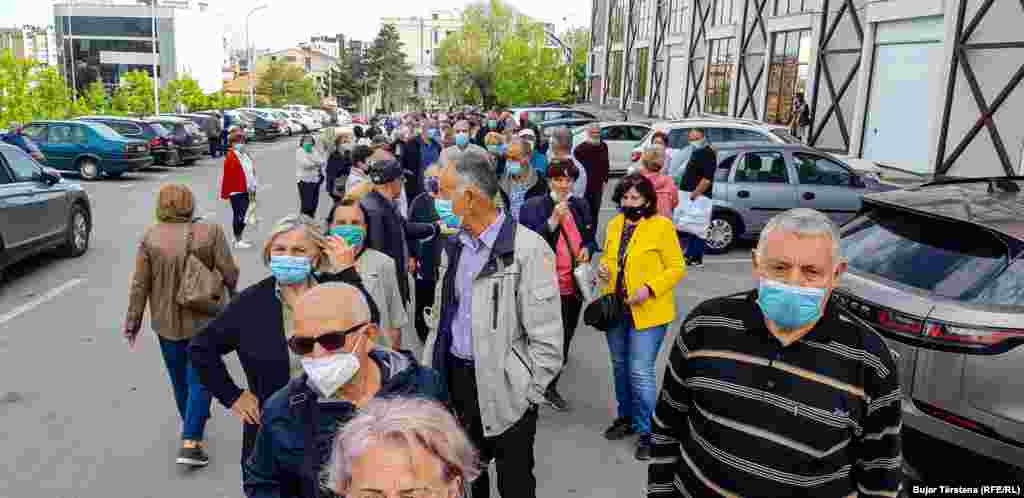 Na vakcinaciju su došli osim iz Prištine i iz drugih mjesta, Podujeva, Obilića, Lipljana...Koordinator za vakcinaciju Niman Bardhi rekao je za RSE da su zbog pogrešnih informacija došli i građani iz drugih mjesta te da je to stvorilo velike redove.