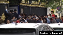 Кыргыз Республикасынын Орусиядагы элчилигинин алдындагы мигранттар. Москва шаары, 2020-жылдын 17-августу.