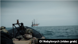Чорне море. Катер і бійці ГУР МО України. Попереду газовидобувна платформа