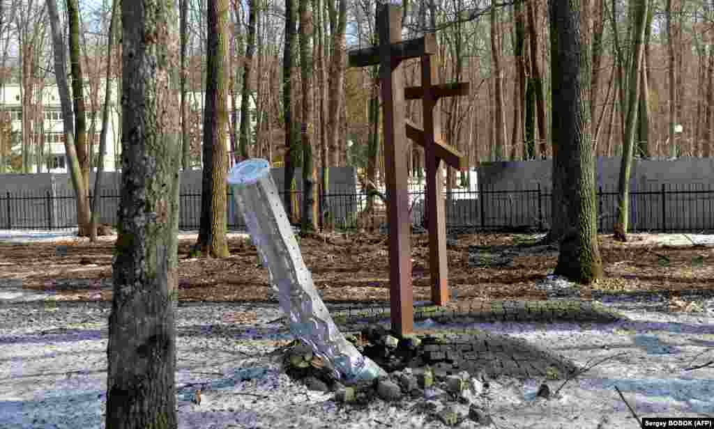 Внатрешната рамка на ракетата Смерч, која веројатно содржела касетни бомби, фотографирана откако удрила во земја до споменикот на жртвите на советската репресија на периферијата на Харкив на 23 март.