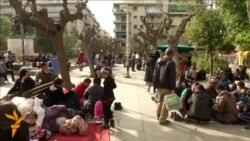 Мигранти заглавени на плоштадите во Атина