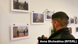 Тимур Баротов фотографує фотовиставку Еміне Зіятдінової. Львів, лютий 2016 року