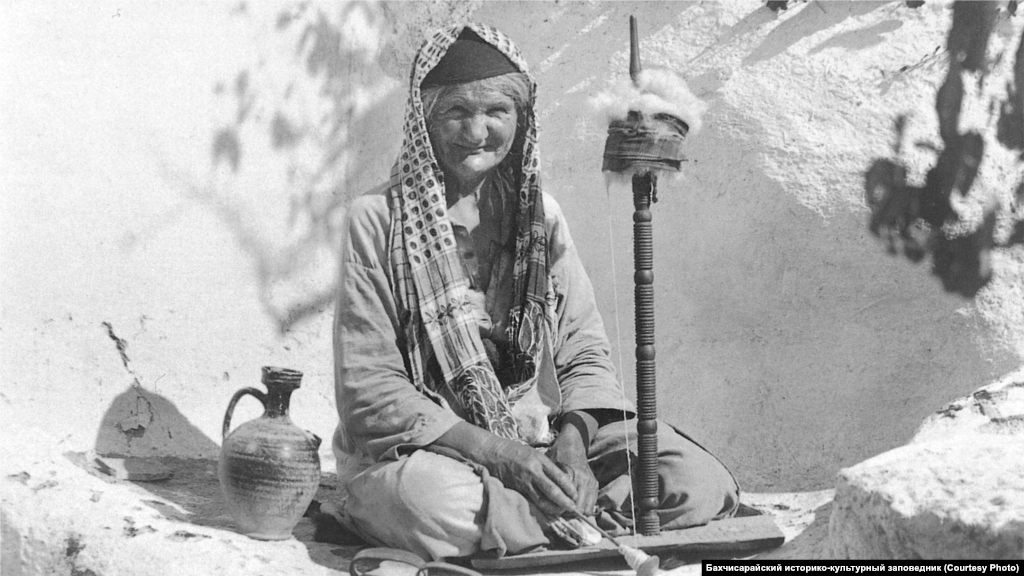 Прядильниця, 1920-ті. Найвідомішу кримську легку тканину &ndash; &laquo;атма&raquo; &ndash; робили з бавовни і льону. Працювали вручну &ndash; такі прядки були в кожному кримськотатарському будинку. Тканина йшла на одяг, покривала й рушники. Якщо прядіння було суто жіночою справою, то ткацтвом займалися і чоловіки-ремісники, об'єднані в цех &laquo;безази&raquo; 