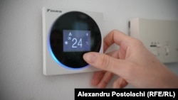 Specialiștii recomandă ca temperatura setată la aparatul de aer condiționat să fie între 23 și 25 de grade Celsius, dar nu mai mult de 5-7 grade în comparație cu temperatura de afară.