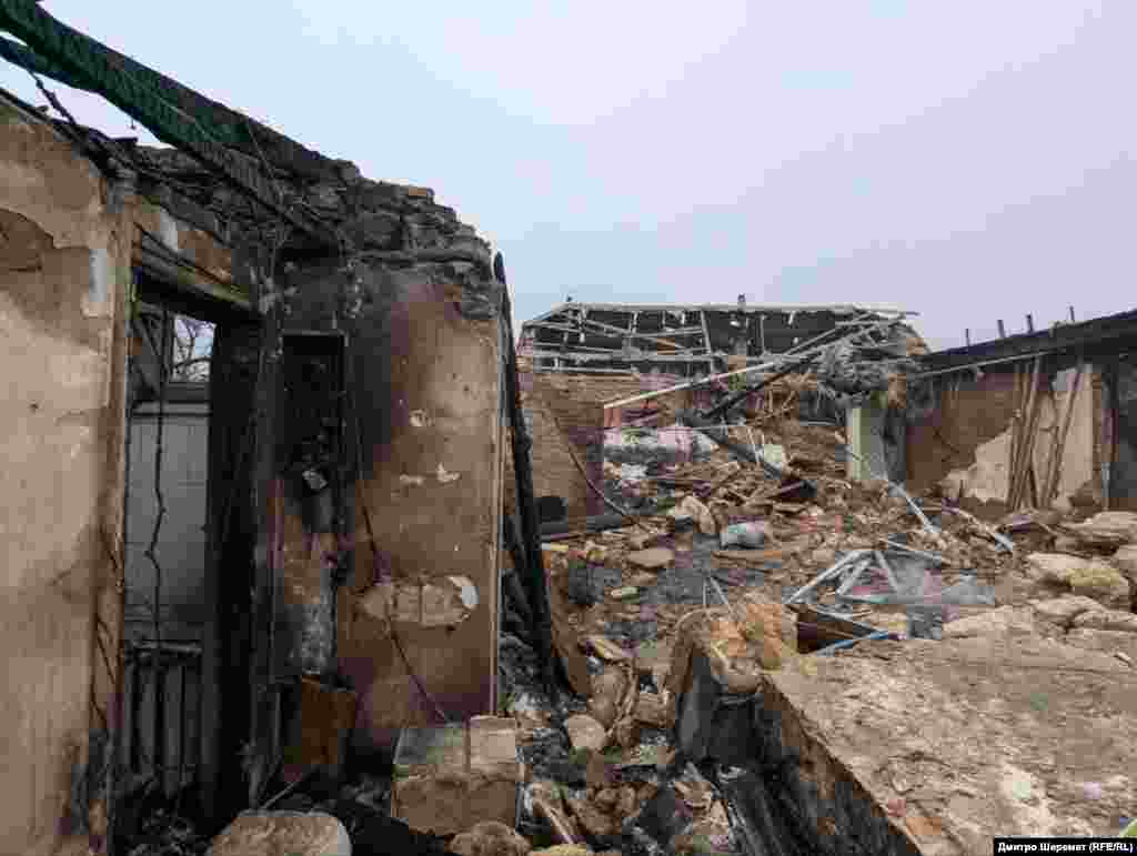 Вщент знищене приватне обійстя в Миколаєві внаслідок російського обстрілу 11 листопада 2024 року. Будинок був на дві родини. Загинули троє людей з однієї сім'ї та їхній сусід