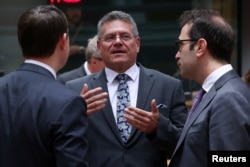 Министр экономики, торговли и бизнеса Испании Карлос Куэрпо и еврокомиссар по вопросам торговли Марош Шефчович приняли участие в заседании Совета ЕС по иностранным делам (торговля) для обсуждения отношений между ЕС и США в Брюсселе, Бельгия, 14 июля 2025 года