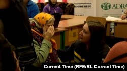 Усіх евакуйованих привозять до Харкова, де людей реєструють, надають допомогу і селять у шелтери. У центрі працюють психологи, які підтримують людей