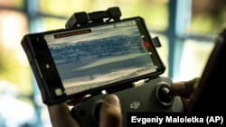 საილუსტრაციო ფოტო. უკრაინის სადაზვერვო ჯგუფის სამხედრო ხელმძღვანელობს უპილოტო საფრენი აპარატის მართვას.