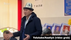 Guvernatorul Batken, Aibek Șamenov, se adresează locuitorilor din Dostuk la începutul acestei luni.